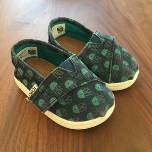 TOMS Tiny Classic Glow in Dark Blue Jelly Fish